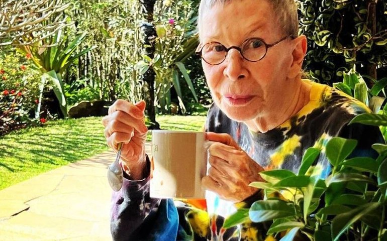 Rita Lee aparece em registro feito pelo marido após remissão do câncer