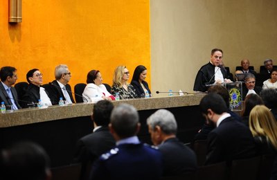 Desembargador Otávio Praxedes representa TJAL durante posse no TRF5