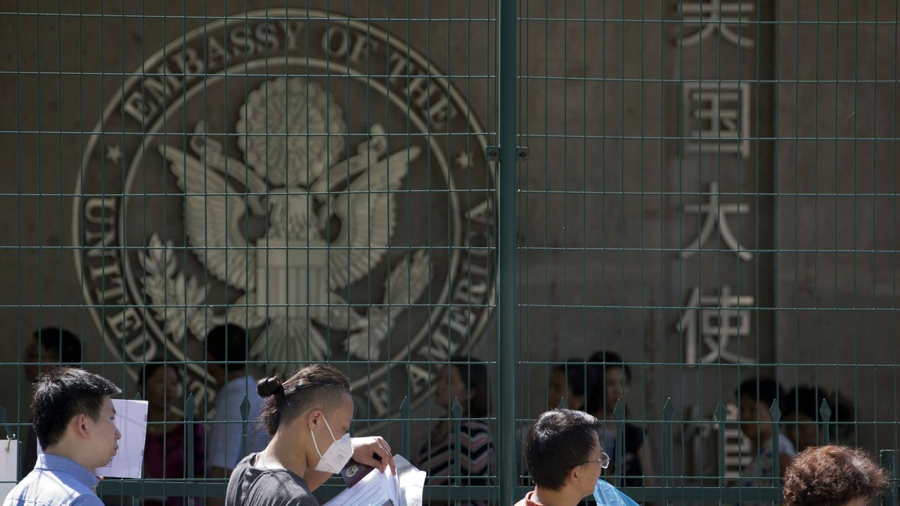 Justiça dos EUA derruba bloqueio a vistos de residência de brasileiros e cidadãos de outros 74 países