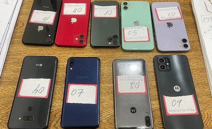 Celulares apreendidos pela polícia após denúncia de venda de aparelho roubado
