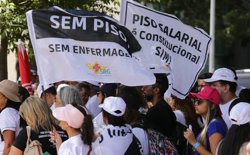 Lula assina projeto que fixa piso salarial da enfermagem em R$ 4.750