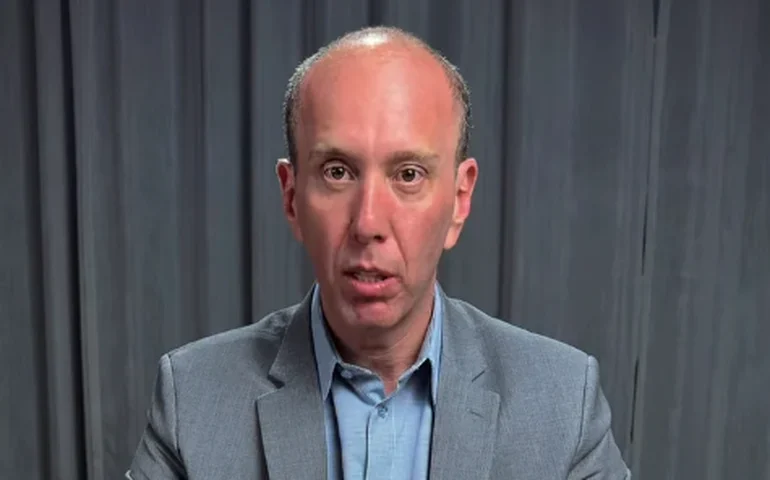 Prefeito de Sorocaba é denunciado ao MP por suposto buraco cenográfico em vídeo para redes sociais