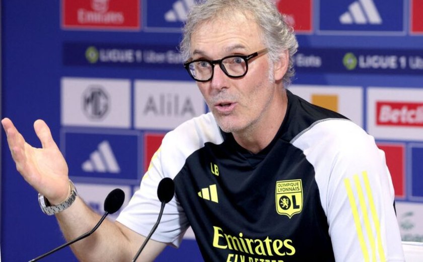 Al Ittihad, de Benzema, fecha com o técnico francês Laurent Blanc
