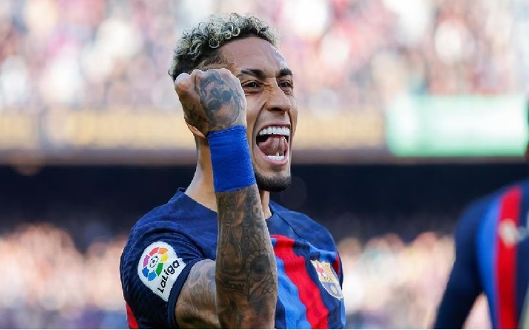 Raphinha decide, Barcelona vence Valencia com um a menos, e lidera o Espanhol