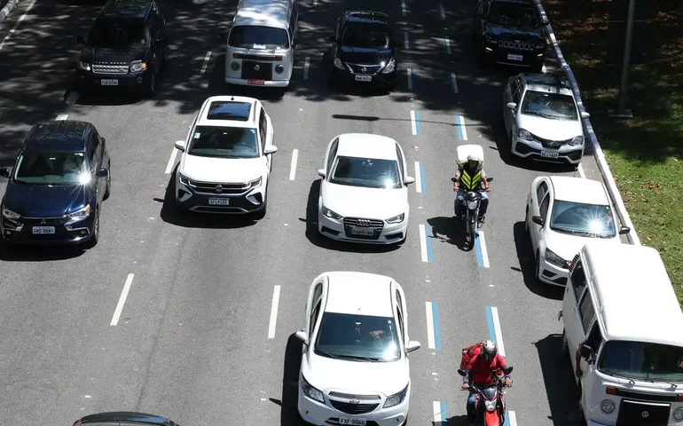 Mais avenidas de SP terão a Faixa Azul para motos; veja a lista