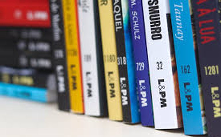 Editora LP&M: depósito com 900 mil livros está inundado e único acesso é de barco, diz fundador