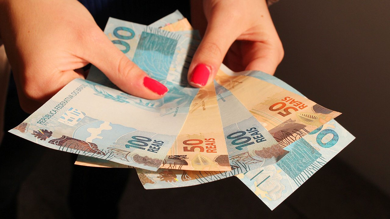 Pobreza no Brasil cai para o menor nível desde 2012, aponta pesquisa do IBGE