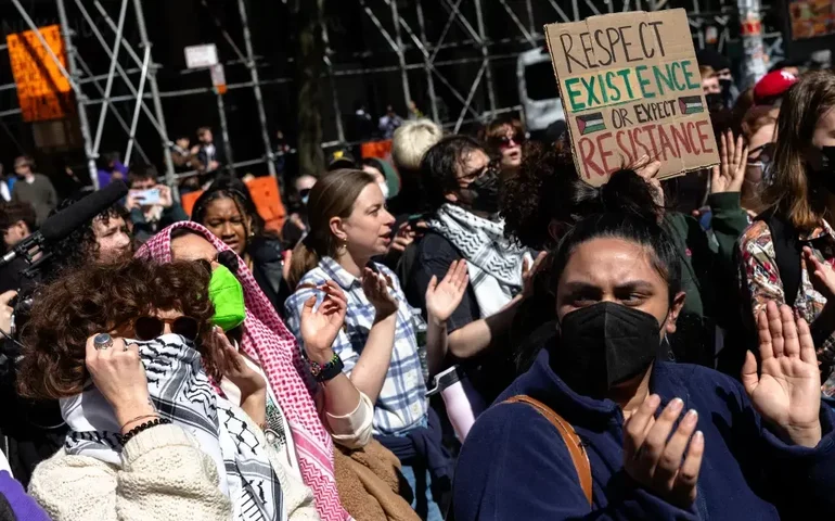 Columbia oferecerá aulas remotas até o fim do período após protestos contra guerra em Gaza varrerem universidades dos EUA 