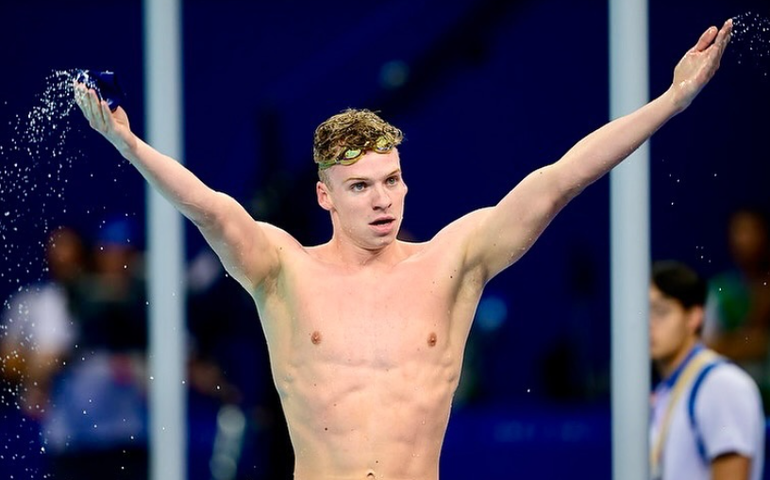 León Marchand conquista 4º ouro em Paris na natação e bate recorde olímpico de Phelps