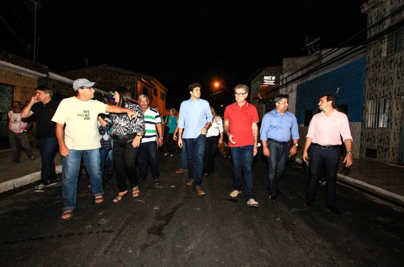 Prefeito Rui Palmeira vistoria obras no bairro do Vergel
