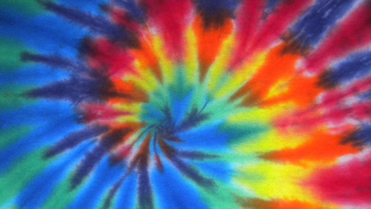 Lembra do tie-dye? Ele está de volta  mais chique do que nunca