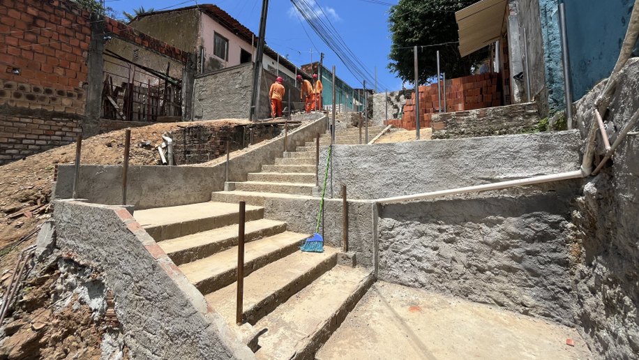 Ações de infraestrutura transformam vidas com construção de escadarias