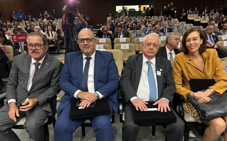 Magistrado alagoano Humberto Martins é homenageado em celebração aos 35 anos dos TRFs do Brasil