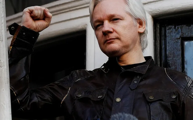 Às vésperas de possível extradição, Lula pede liberdade de Assange