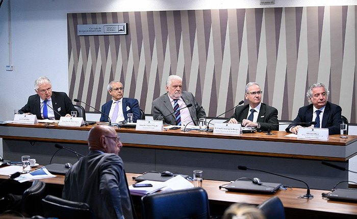 Debate reuniu representantes do Ministério das Minas e Energia, da Petrobras, dos trabalhadores e dos engenheiros do setor, que divergiram sobre projeto que muda exploração do pré-sal