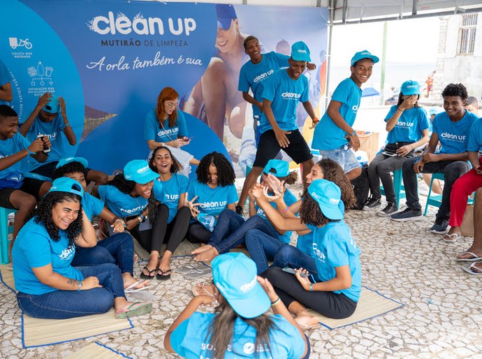Ação educativa e de limpeza recolhe mais de 100 kg de resíduos em praia de Salvador
