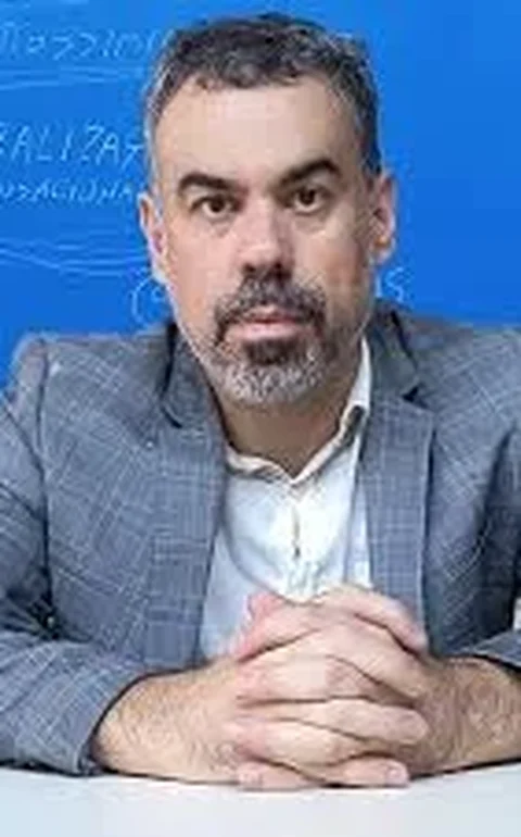 Humorista Cacofonias desabafa sobre velório do filho após atropelamento: 'Destroçado'