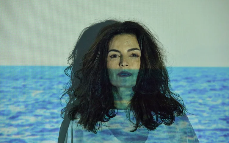 Emanuelle Araújo expande universo de 'Corra para o Mar' com lançamento de videoclipe