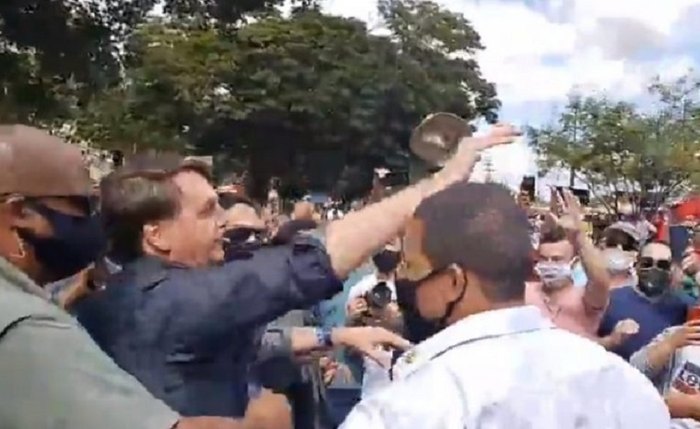 Sem máscara, Bolsonaro causa aglomeração no interior de Minas