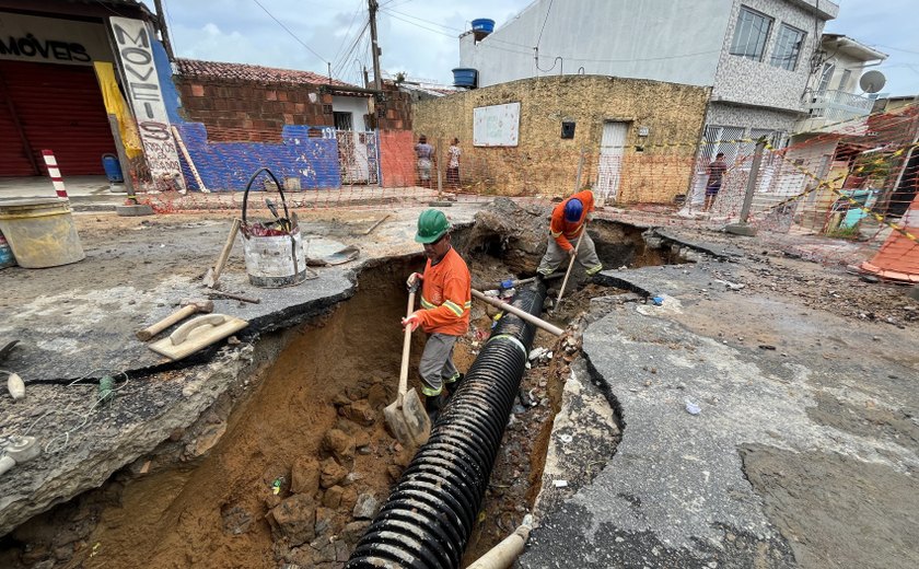Maceió retira mais de 1,7 mil toneladas de entulho de redes de drenagem no primeiro semestre de 2025