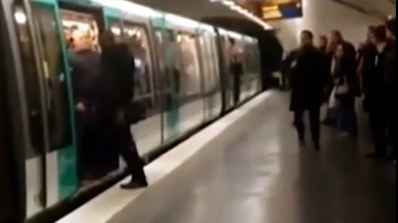 Chelsea suspende três torcedores investigados por atos racistas em metrô