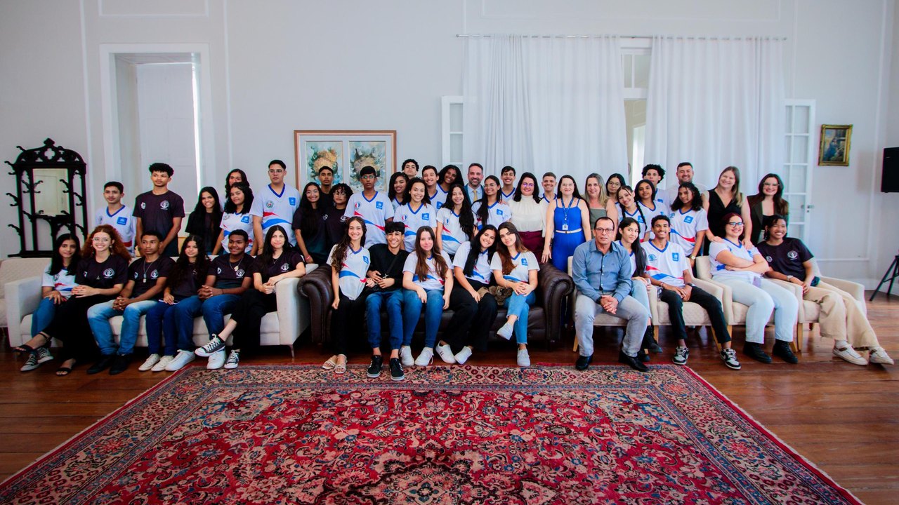 Governador se reúne com estudantes gremistas e recebe demandas de escolas da rede estadual