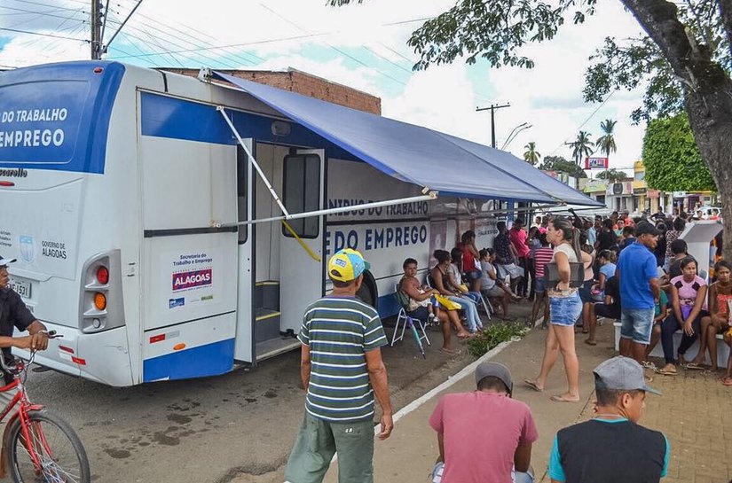 Laje recebe ônibus do Sine e emite mais de 300 carteiras de trabalho