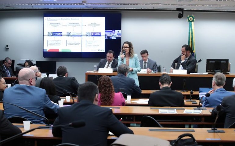 Debatedores defendem inserção de sistemas de armazenamento na matriz elétrica