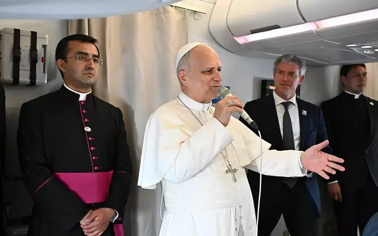 Papa esclarece que não tem interesse em discutir com Trump