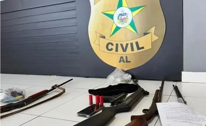 Policiais apreenderam quatro espingardas, dois simulacros de arma de fogo, munições de diversos calibres