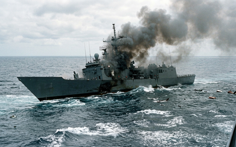 Pentágono divulga imagens de navio iraniano torpedeado próximo ao Sri Lanka