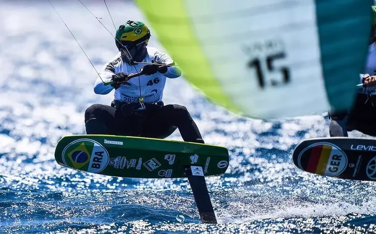 Bruno Lobo disputa semifinais do kitesurfe após cancelamento de regatas na Olimpíada