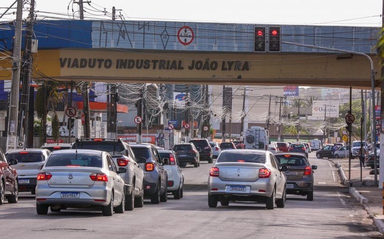 Obras de reparo asfáltico interditam novo trecho da Avenida Gustavo Paiva nesta segunda (10)