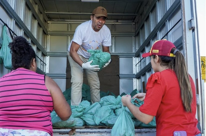 Prefeito Jorge Galvão mantém tradição da entrega do peixe da Semana Santa em Jundiá