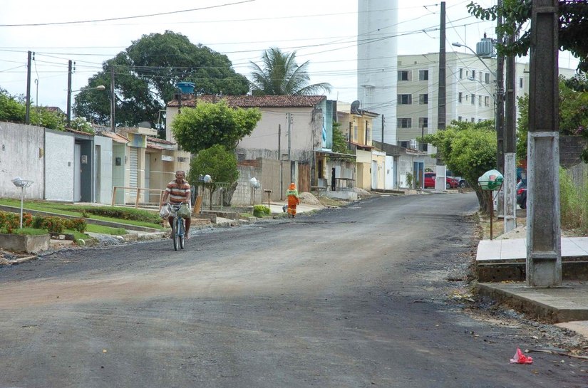 Rui Palmeira vistoria obras de pavimentação no Cambuci