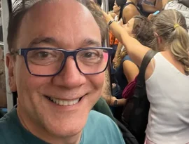 Bruno Gouveia, do Biquini, vai de metrô ao Rock in Rio e diverte fãs nas redes sociais