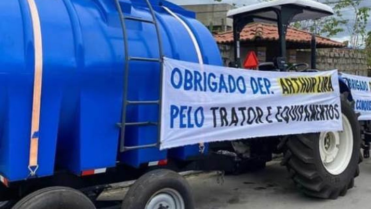 Bandidos ateiam fogo em trator de associação em Major Izidoro