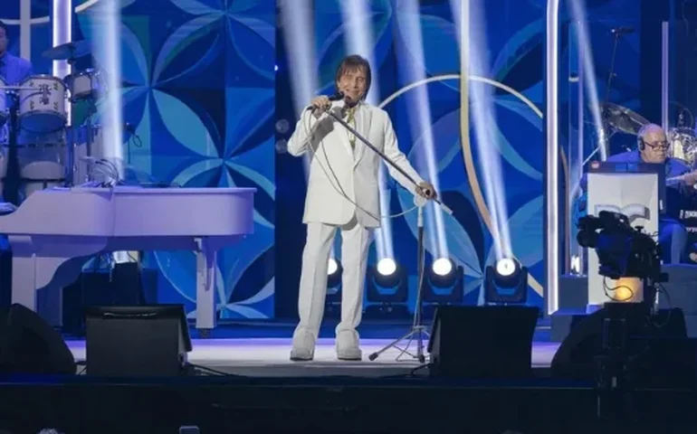 Roberto Carlos repreende fotógrafo por conversa alta durante apresentação em Duque de Caxias; veja vídeo