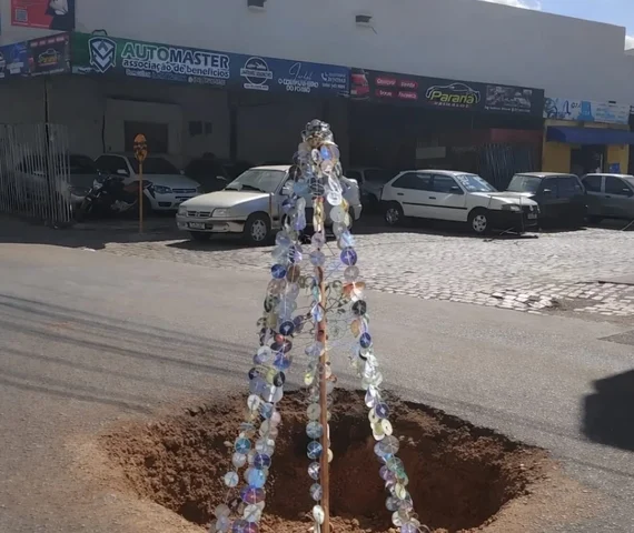 “Árvore de CD” ressuscita em buraco da Águas do Sertão e vira símbolo do caos urbano