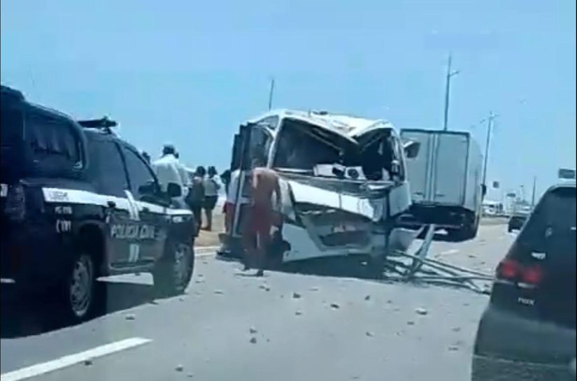 Acidente envolvendo micro-ônibus de transporte complementar deixa 20 pessoas feridas no Pontal da Barra