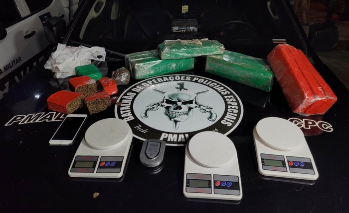 Homem foi preso com 10,1 kg de maconha, balanças de precisão e um aparelho celular Homem foi preso com 10,1 kg de maconha, balanças de precisão e um aparelho celular