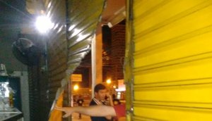 porta arrombada para conter incêndio