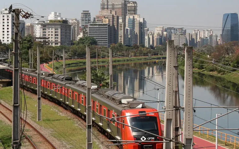 Seguranças da CPTM são flagrados filmando briga dentro de trem