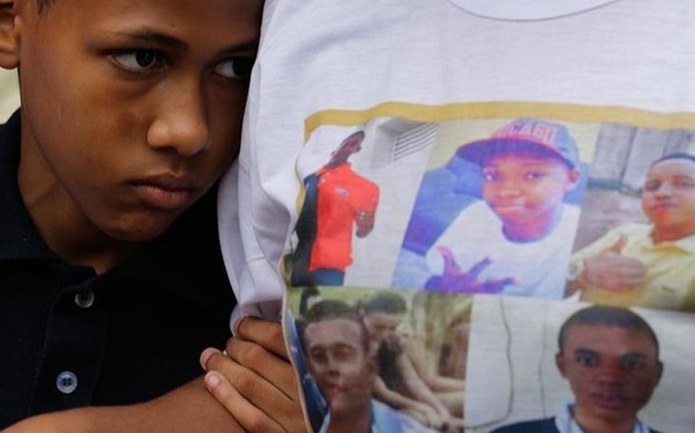 Jovens mortos por Policiais Militares foram enterrados hoje (30) à tarde, no Rio