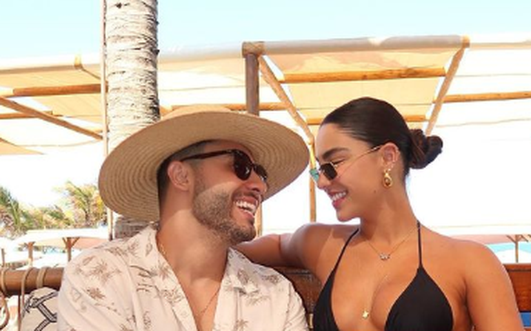 Murilo Huff e Gabriela Versiani aproveitam primeira viagem internacional em casa na Flórida que tem praia particular; veja fotos