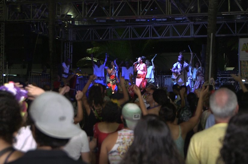 Mesmo com chuva, foliões curtem a terça-feira de Carnaval em Maceió