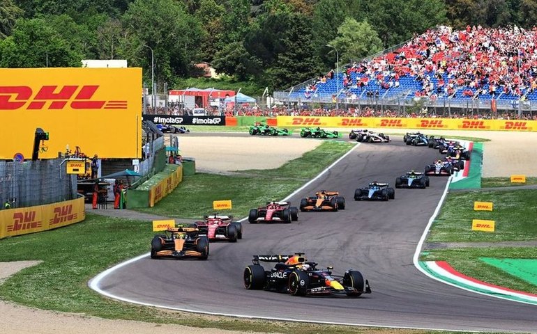 Sainz 'rouba a festa' de Pérez e conquista a pole para o GP do México de Fórmula 1