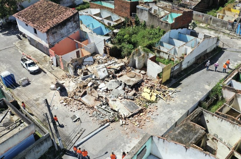 Por colocar população em risco, Prefeitura demole barraca na orla de Jatiúca