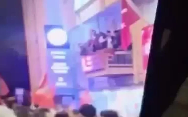 Político turco morre após varanda cair durante festa por eleição na Turquia; vídeo