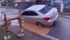 Carro cai em cratera após vazamento de água na Zona Sul de Aracaju; VÍDEO